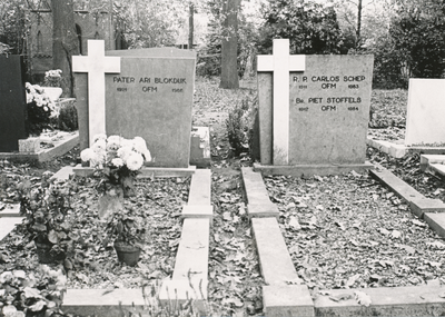 850882 Afbeelding van twee graven van overleden franciscanen, Carlos Schep ofm (overl. 1983) en Piet Stoffels (overl. ...